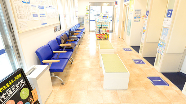 クオール薬局太秦店の待合スペース