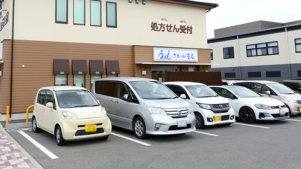 クオール薬局太秦店の駐車場