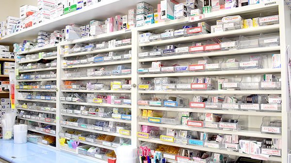 やよい堂薬局　アリダ店の薬棚