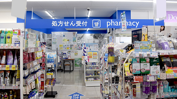 薬局トモズ五反田店の入口