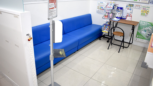 薬局トモズ五反田店の待合スペース