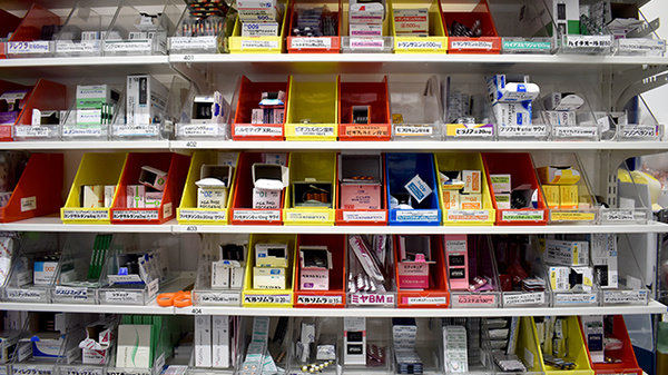薬局トモズ五反田店の薬棚