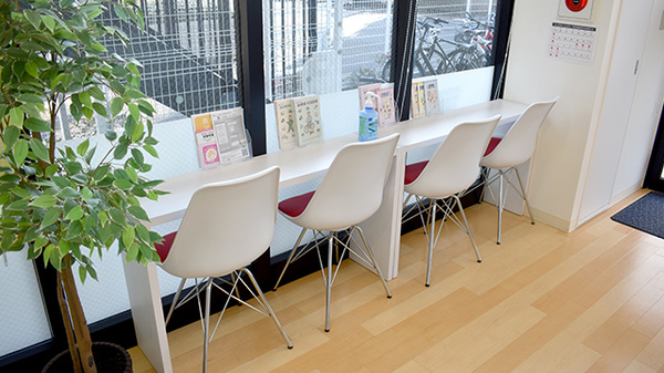 れんげ薬局　横浜日吉店の待合スペース