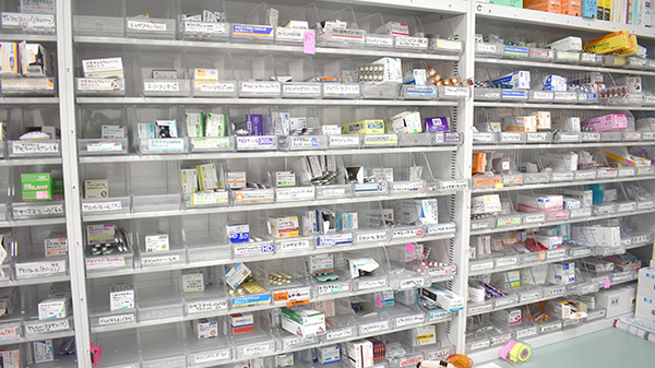 ラッコ調剤薬局の薬棚