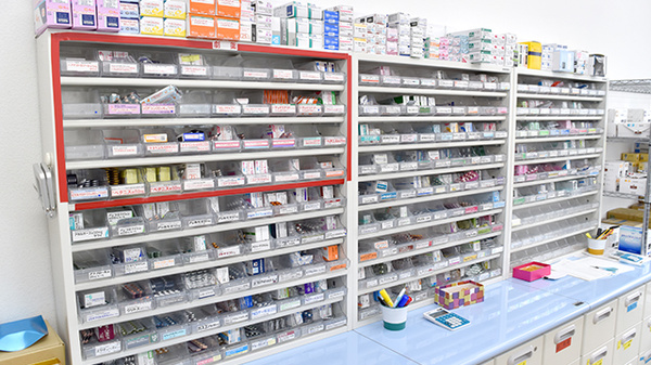ひまわり薬局　鴻巣店の薬棚