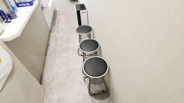 田町駅前薬局の待合スペース