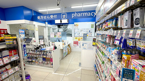 薬局トモズEmio桜台店の入口