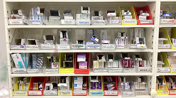 薬局トモズEmio桜台店の薬棚