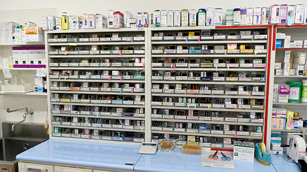 すぎやま薬局鴨生店の薬棚