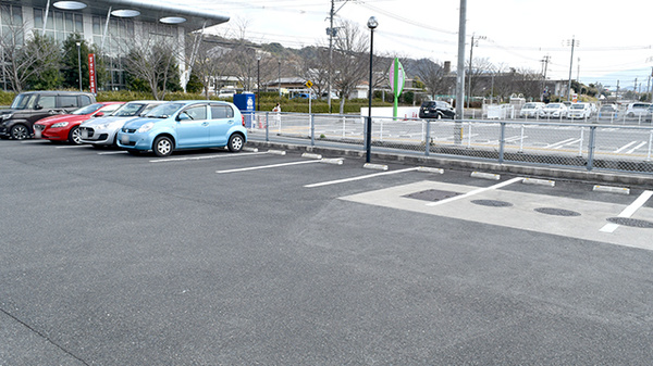 すぎやま薬局鴨生店の駐車場