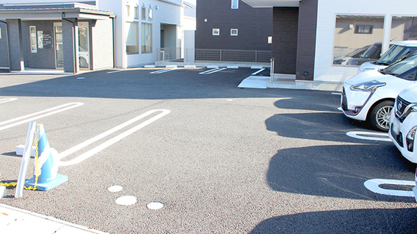 株式会社ユモト薬局　白鳥店の駐車場