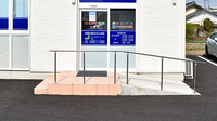 とまと薬局　上里店の入口