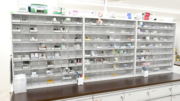 健都ＭＹ薬局の薬棚