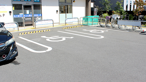 あるも薬局　新田店の駐車場