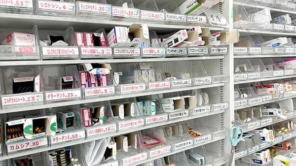 友愛薬局　初富店の薬棚