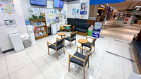 薬局トモズ有明ガーデン店の待合スペース