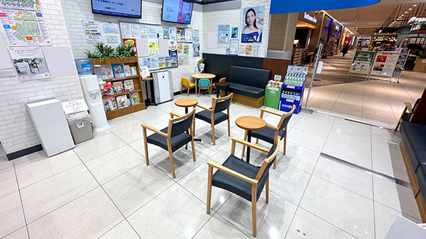 薬局トモズ有明ガーデン店の待合スペース