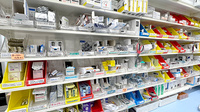 薬局トモズ有明ガーデン店の薬棚