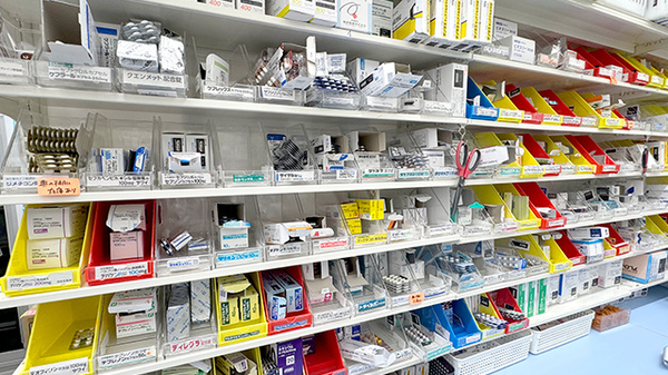 薬局トモズ有明ガーデン店の薬棚