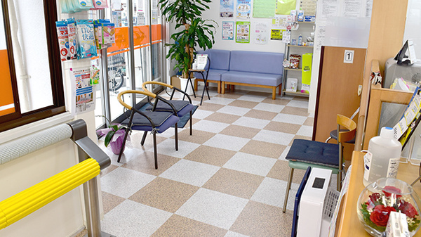 新屋敷ごふく薬局の待合スペース