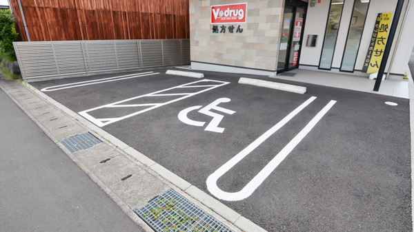 V・drug　岐南上印食薬局の駐車場