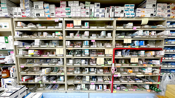 貴船薬局坂戸店の薬棚