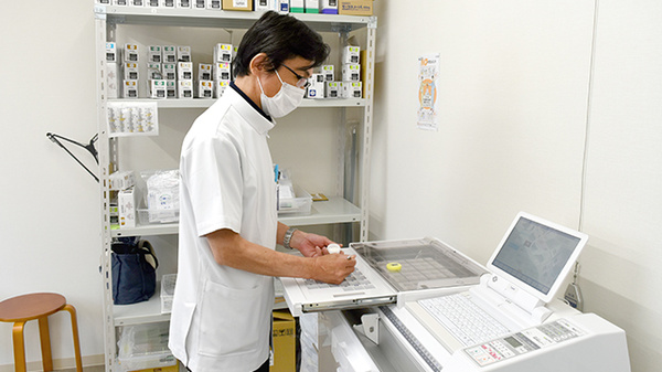 スギひかり薬局堀川店の作業風景