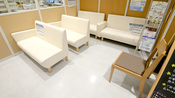 イオン薬局　箕面店の待合スペース