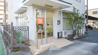 大賀薬局　板付店の入口