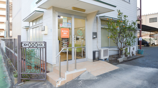 大賀薬局　板付店の入口