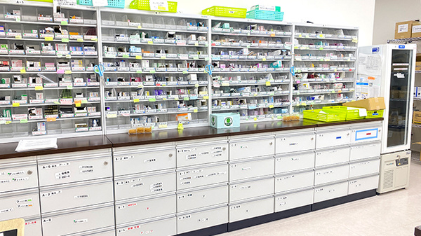 友愛薬局　おおたかの森店の薬棚