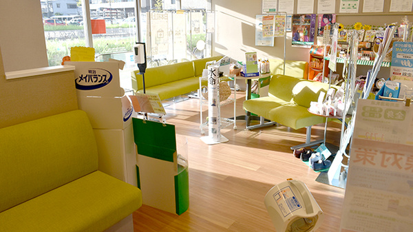 そうごう薬局 西大寺店の待合スペース