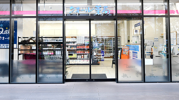 ナチュラルローソンクオール薬局SOCOLA武蔵小金井クロス店の入口