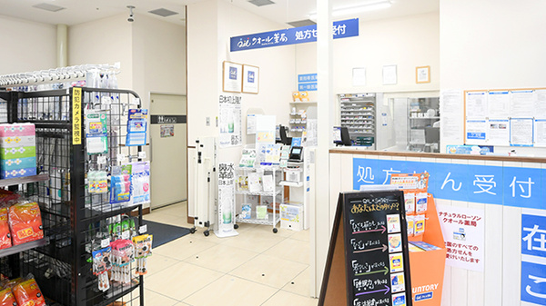 ナチュラルローソンクオール薬局SOCOLA武蔵小金井クロス店の入口