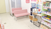 アカカベ薬局　守口松下町店の待合スペース
