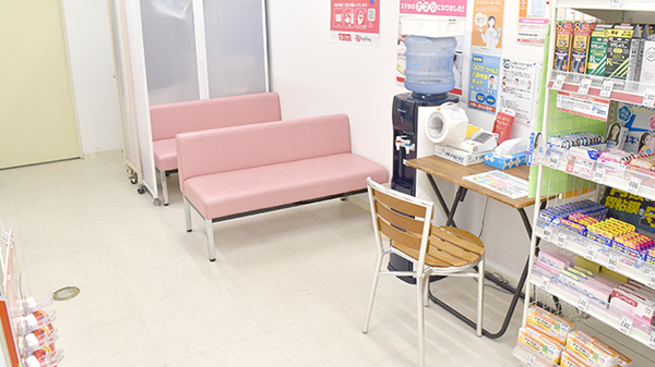 アカカベ薬局　守口松下町店の待合スペース
