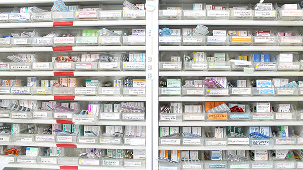 ヒロタ薬局野村店の薬棚