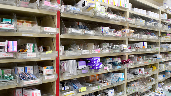 はやぶさ薬局東浦店の薬棚