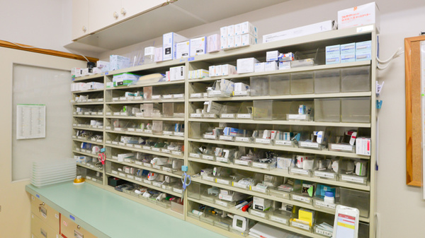 フタツカ薬局　神陵台店の薬棚