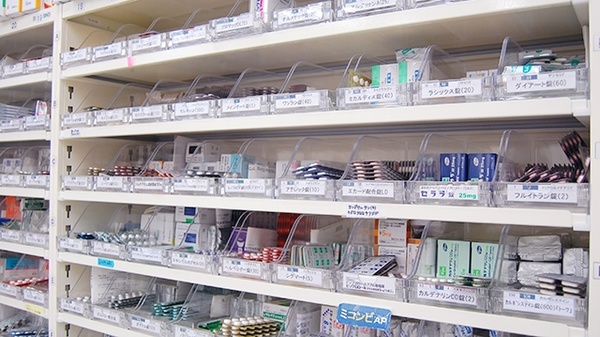 ぼうしや薬局　城東店の薬棚