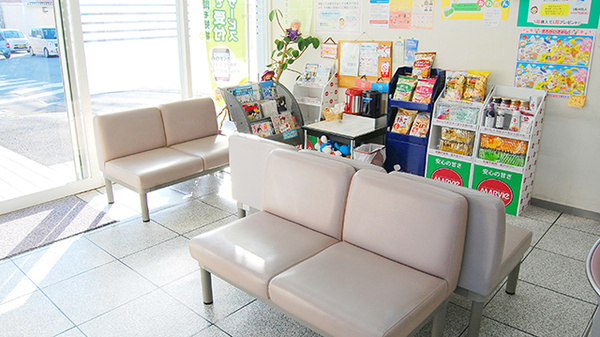 ぼうしや調剤薬局　勝原店の待合スペース
