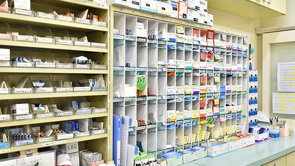 ぼうしや調剤薬局　船場店の薬棚