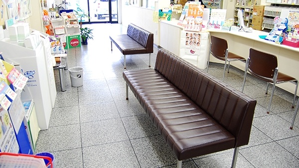 ぼうしや調剤薬局　船場店の待合スペース