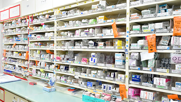 ぼうしや薬局　本店の薬棚
