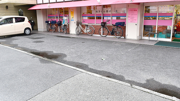 ミヤケ薬局の駐車場