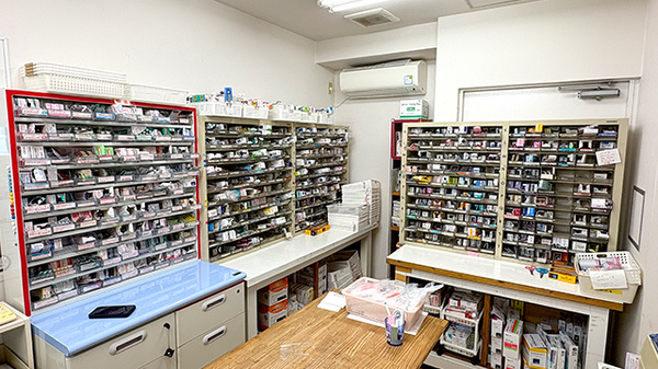 ヤクエイ中山手薬局の調剤室