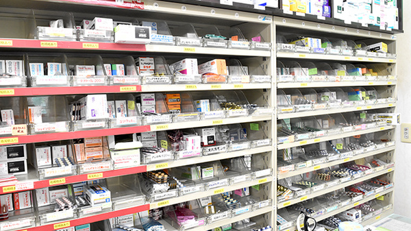 ゆう薬局岩岡店の薬棚