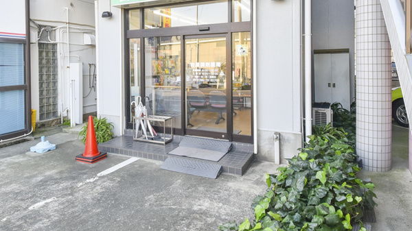 岩屋調剤薬局の入口