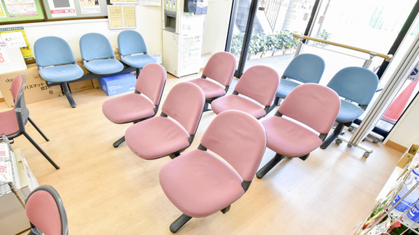 岩屋調剤薬局の待合スペース