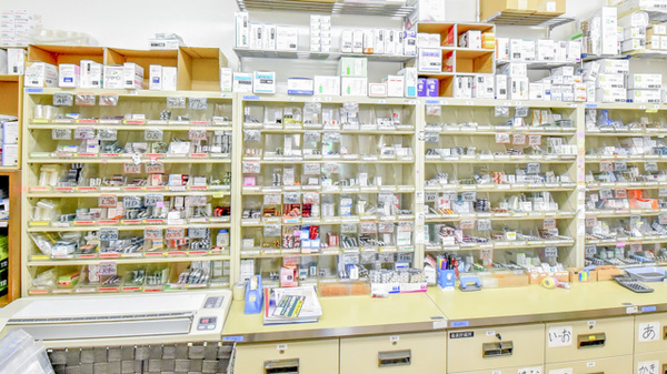 岩屋調剤薬局の薬棚